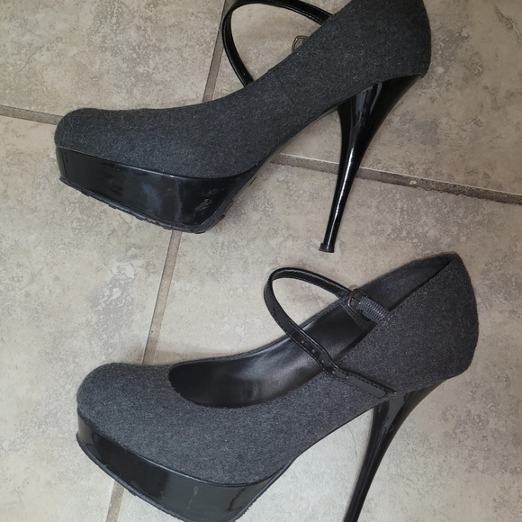Candies Heels Size 8.5 Gray,  black on bottom - Picture 3 of 4